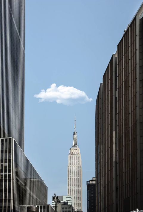 Arquivo original: o Empire State Building sob céu azul, em cores