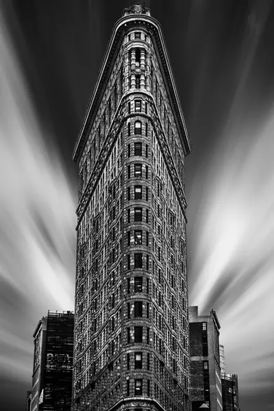 O edifício Flatiron, em Nova York, com nuvens em longa exposição abrindo-se atrás dele