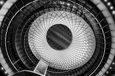 Cúpula da Fulton Station vista de baixo, em padrão radial de luz e estrutura