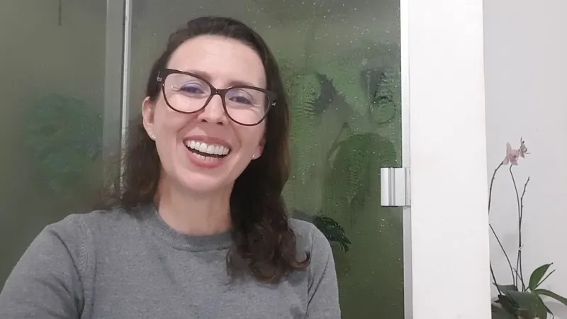 Lisa Miron gravando o depoimento
